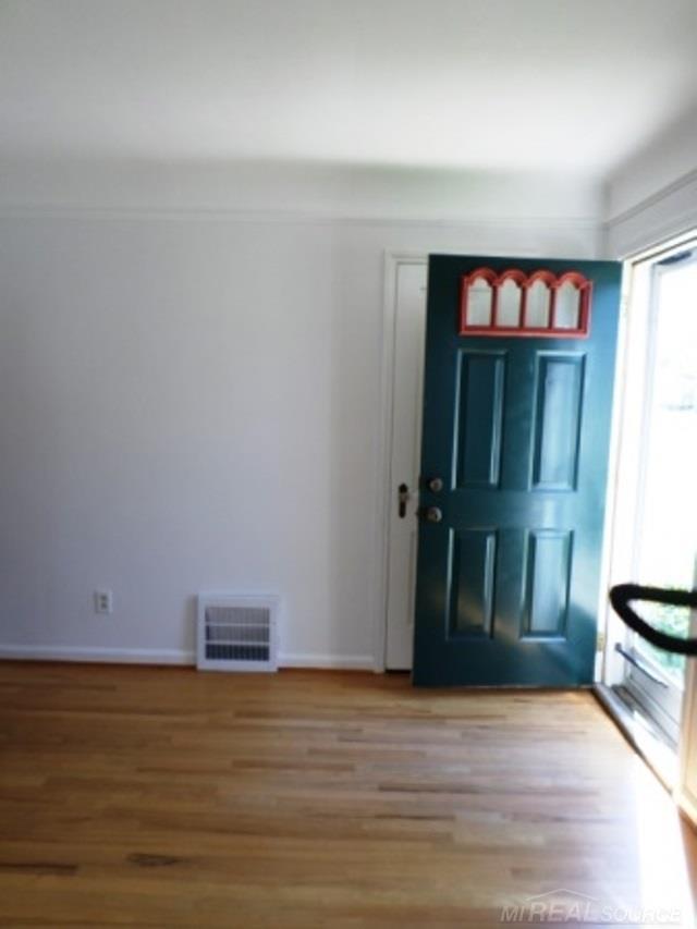 8241 Stephens Road Center Line, MI 48015 - Photo 9 of 19 31350691-8.JPG