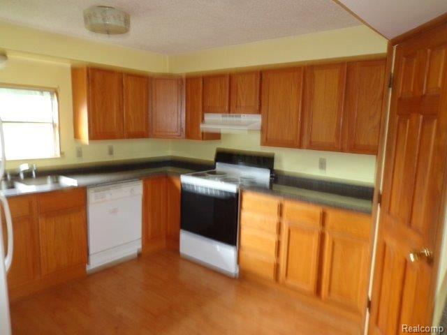 4225 Thom Road Columbiaville, MI 48421 - Photo 6 of 13 DSC03382.jpg