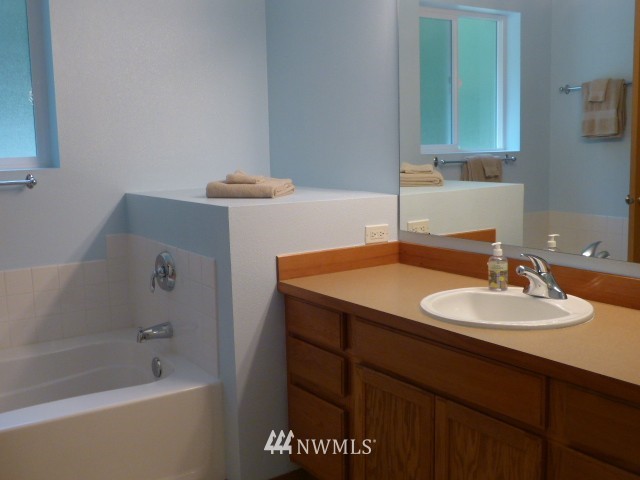 389 Arcadia Road West Port Townsend, WA 98368 - Photo 12 of 24 Gallery Image 12