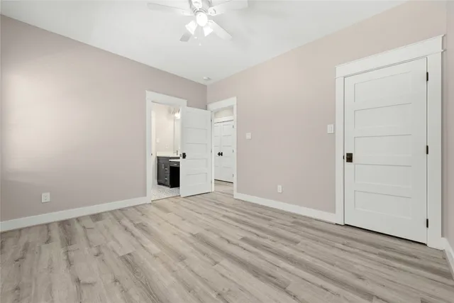 a en suite bathroom with a double vanity sink and a mirror