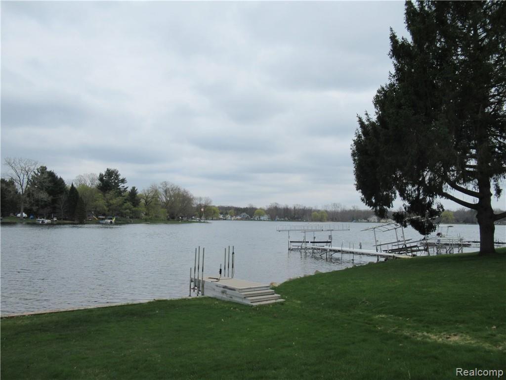 5882 Bullard Road Fenton, MI 48430 - Photo 4 of 32 IMG_5548.JPG