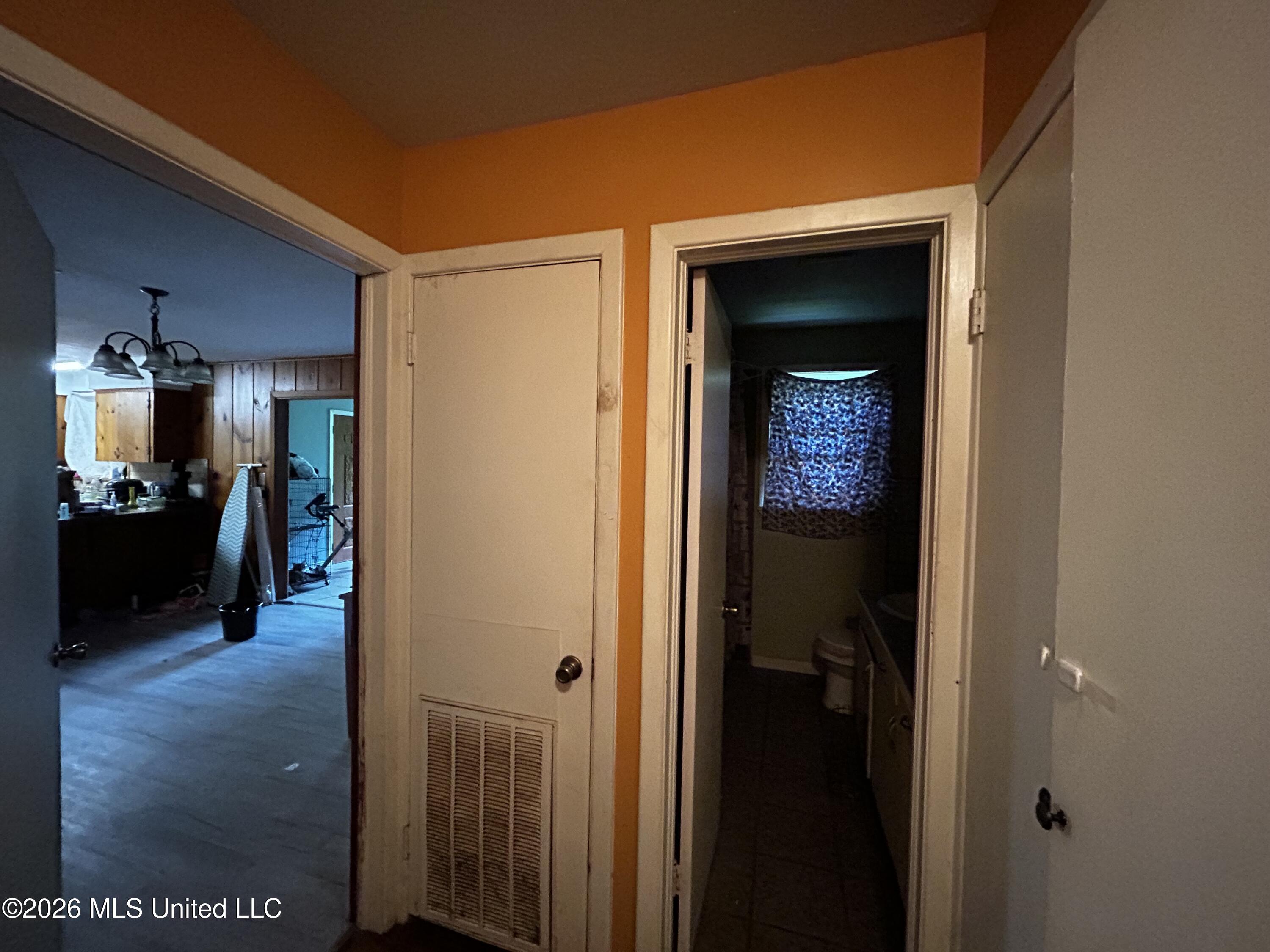 720 Colonial Circle Jackson, MS 39211 - Photo 10 of 25 Hallway