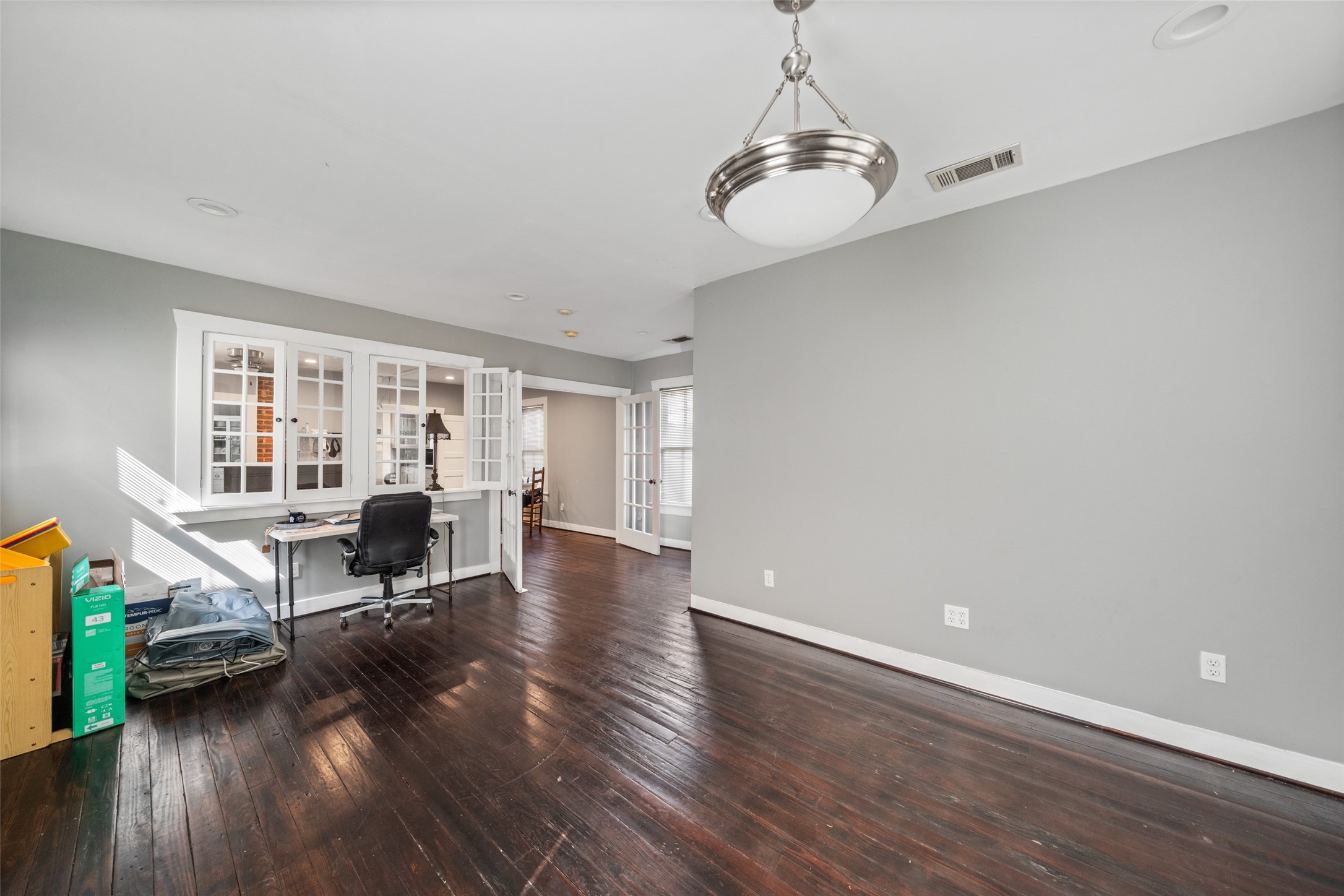811 Yale Street Houston, TX 77007 - Photo 11 of 38 a view of a livingroom with furniture hardwood floor and a window