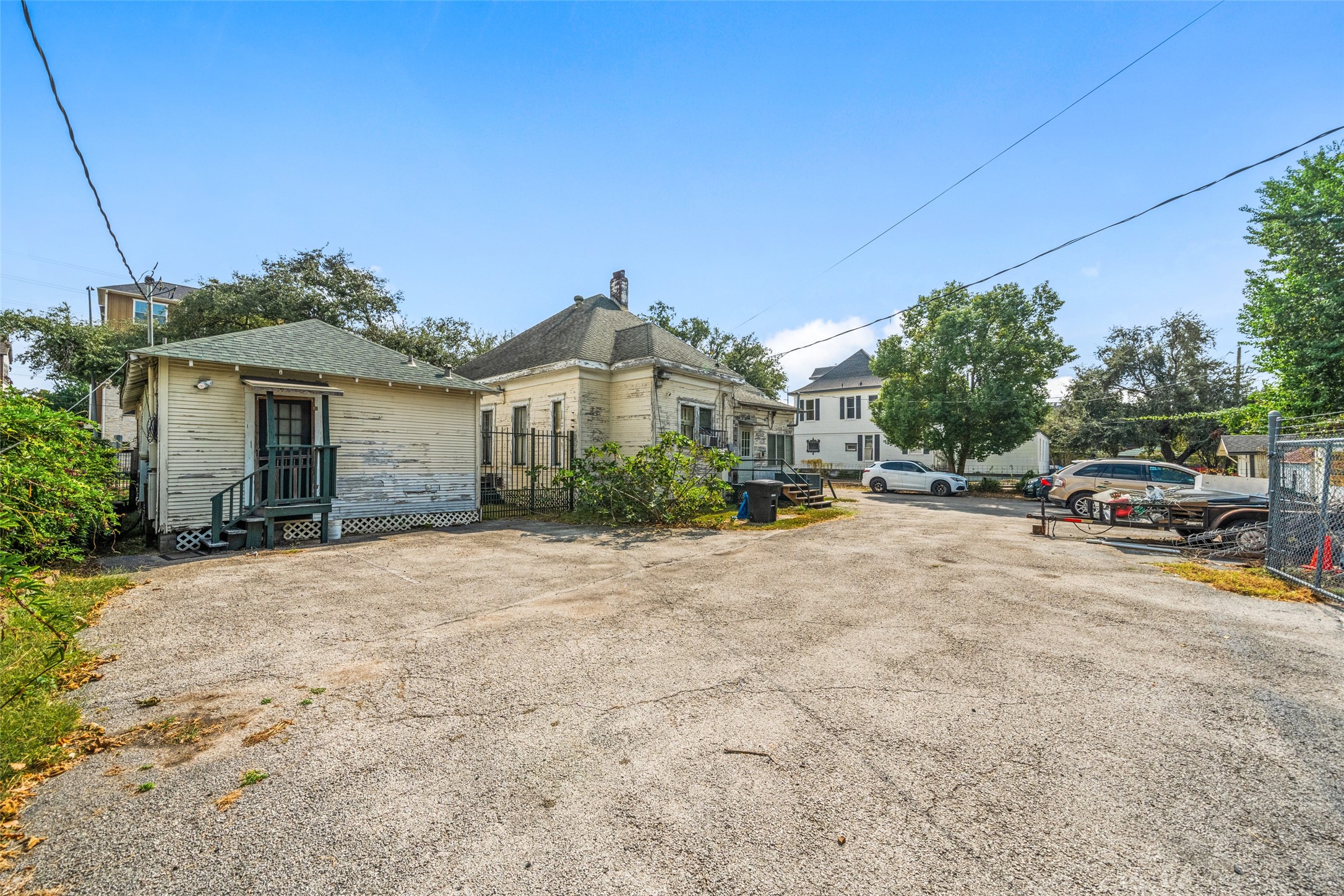 811 Yale Street Houston, TX 77007 - Photo 18 of 38 a view of a street with a car parked in front of it
