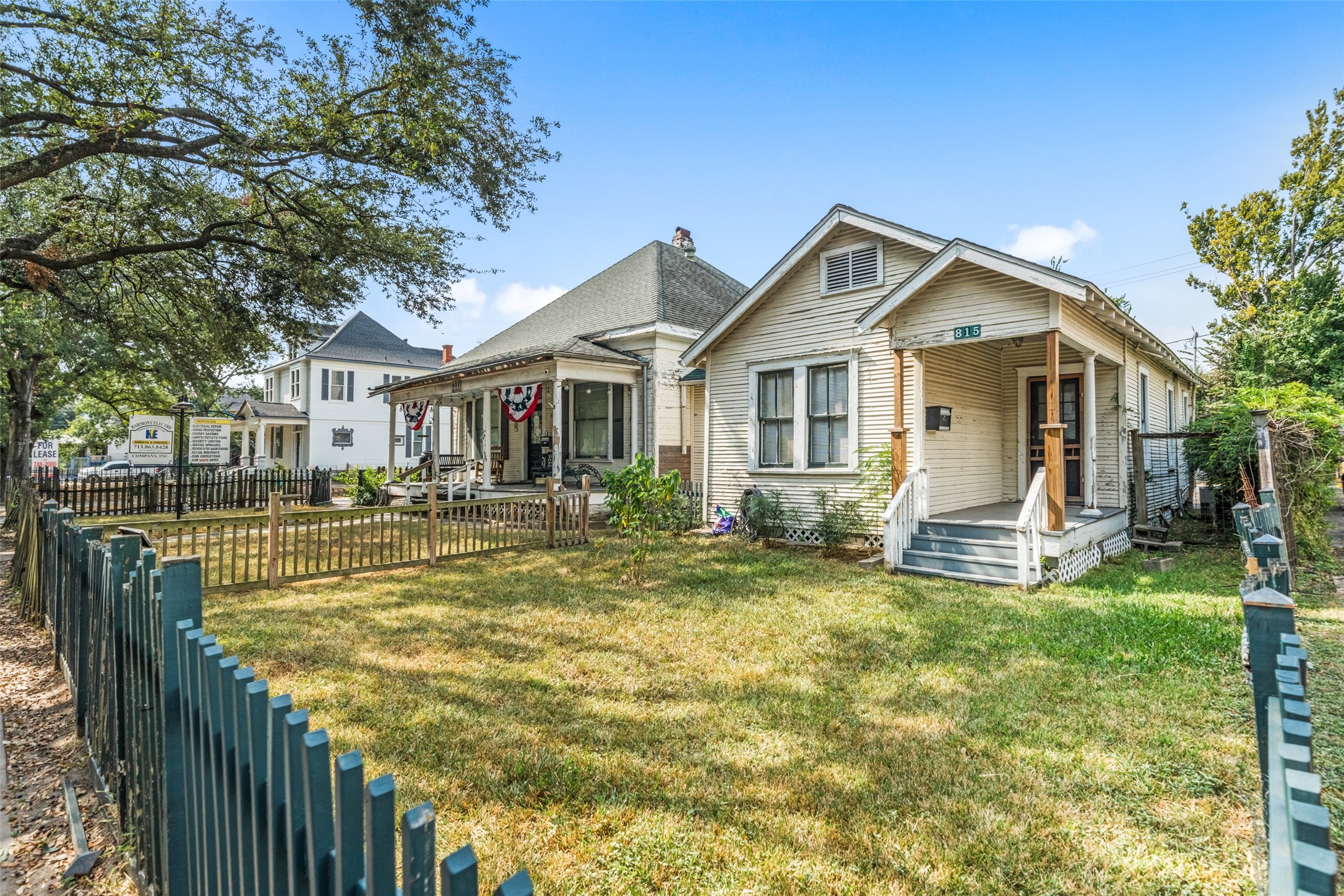 811 Yale Street Houston, TX 77007 - Photo 19 of 38 a view of a house with a yard patio and fire pit