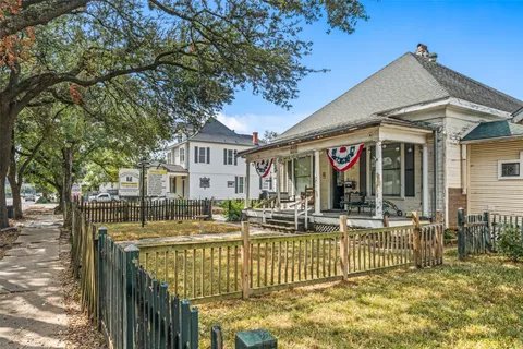 a view of house with a outdoor space