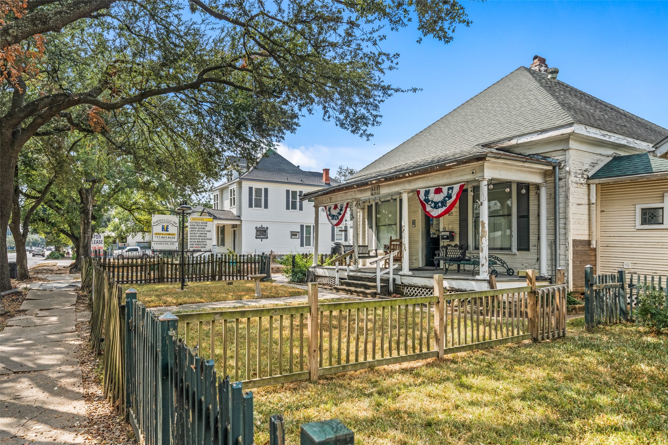 811 Yale Street Houston, TX 77007 - Photo 2 of 38 a view of house with a outdoor space