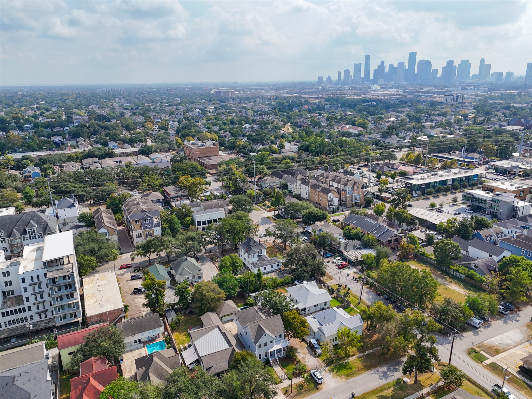 811 Yale Street Houston, TX 77007 - Photo 21 of 38 an aerial view of a city with lots of residential buildings