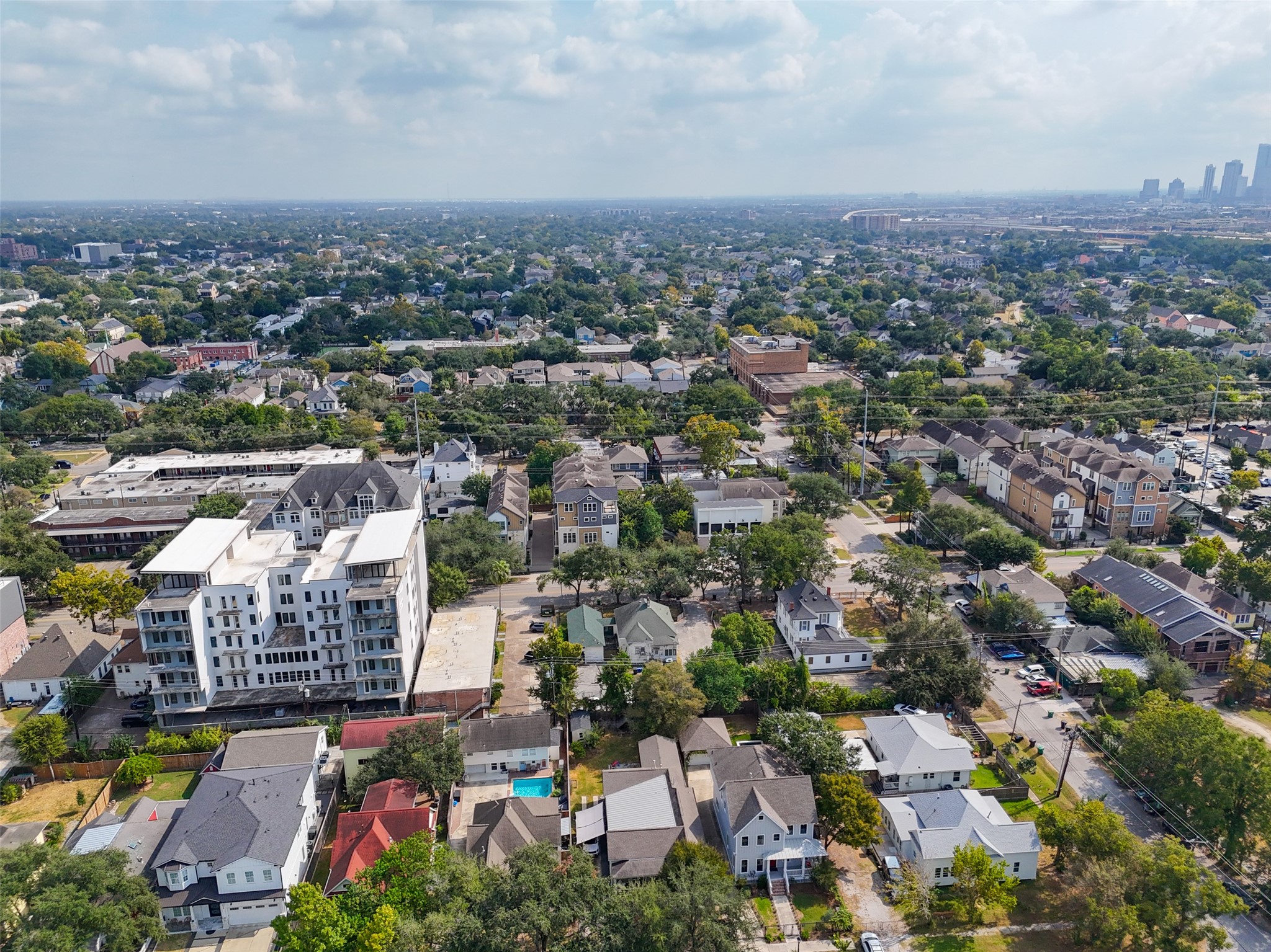 811 Yale Street Houston, TX 77007 - Photo 22 of 38 an aerial view of a city