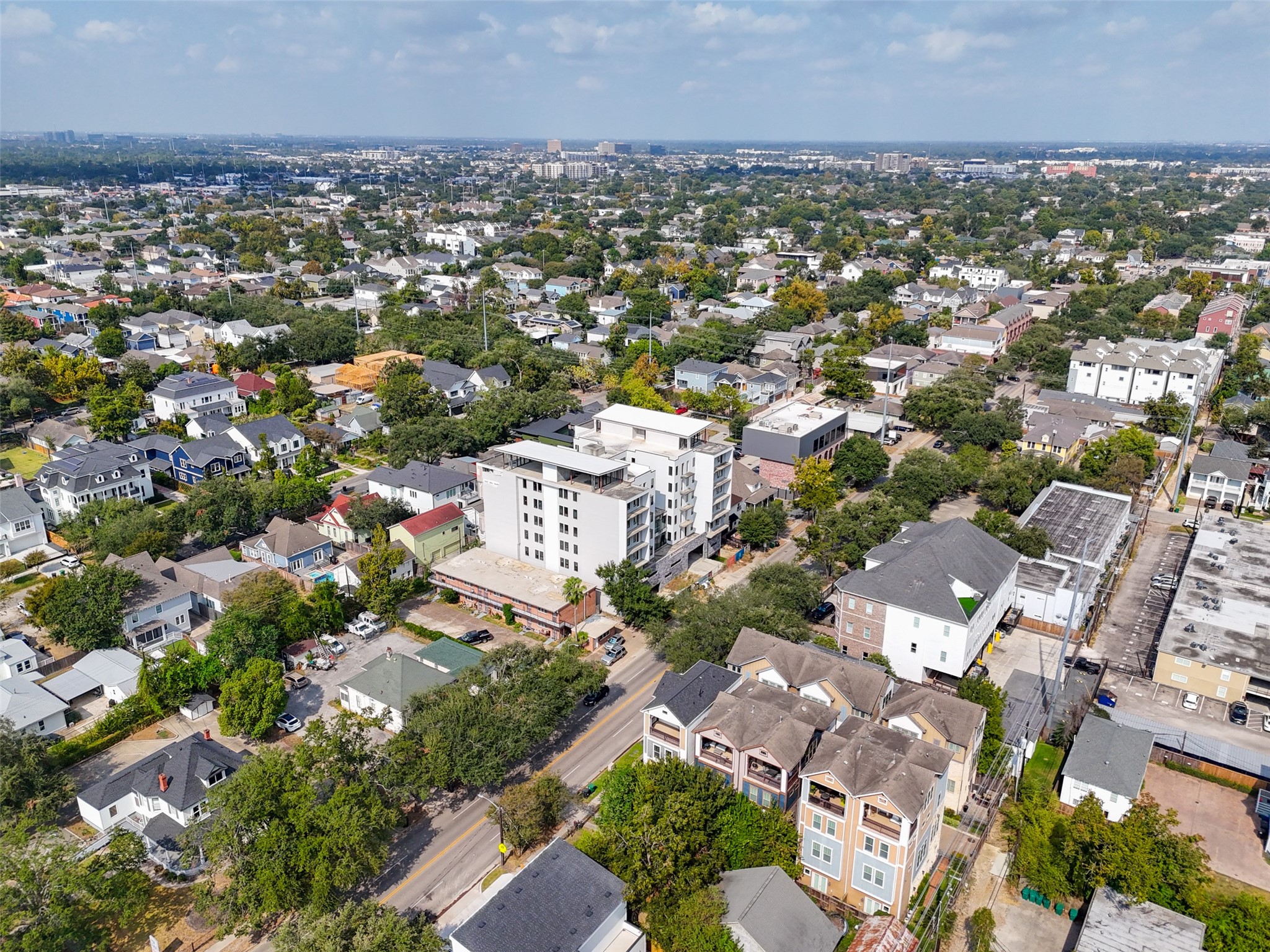 811 Yale Street Houston, TX 77007 - Photo 31 of 38 an aerial view of a city with lots of residential buildings