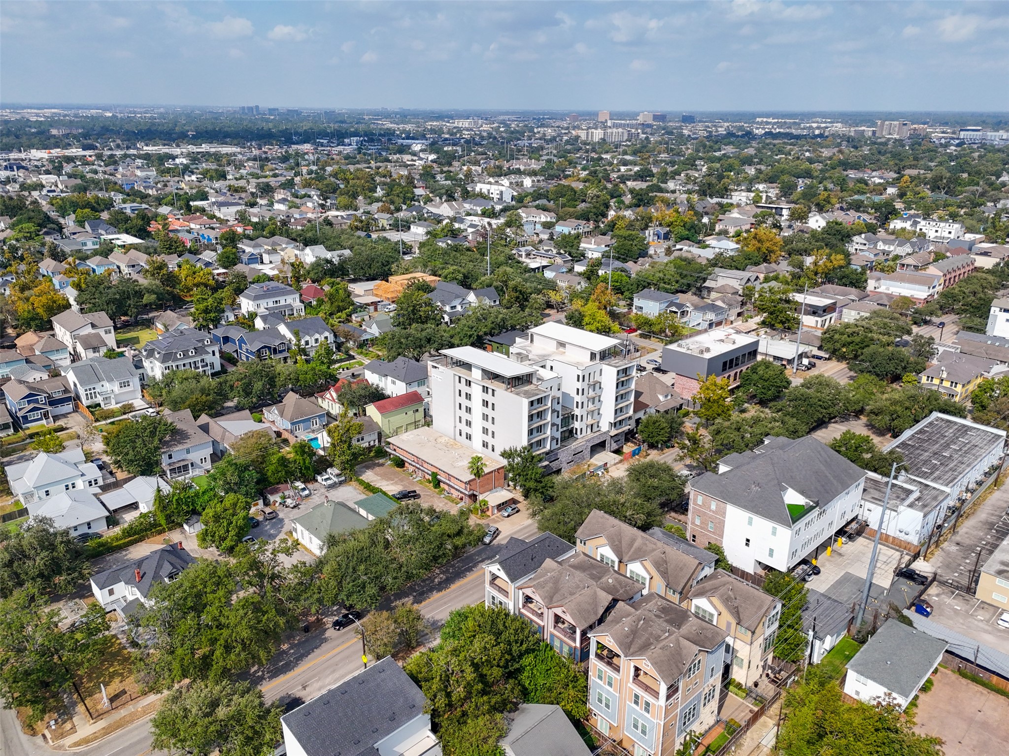 811 Yale Street Houston, TX 77007 - Photo 32 of 38 an aerial view of a city with lots of residential buildings