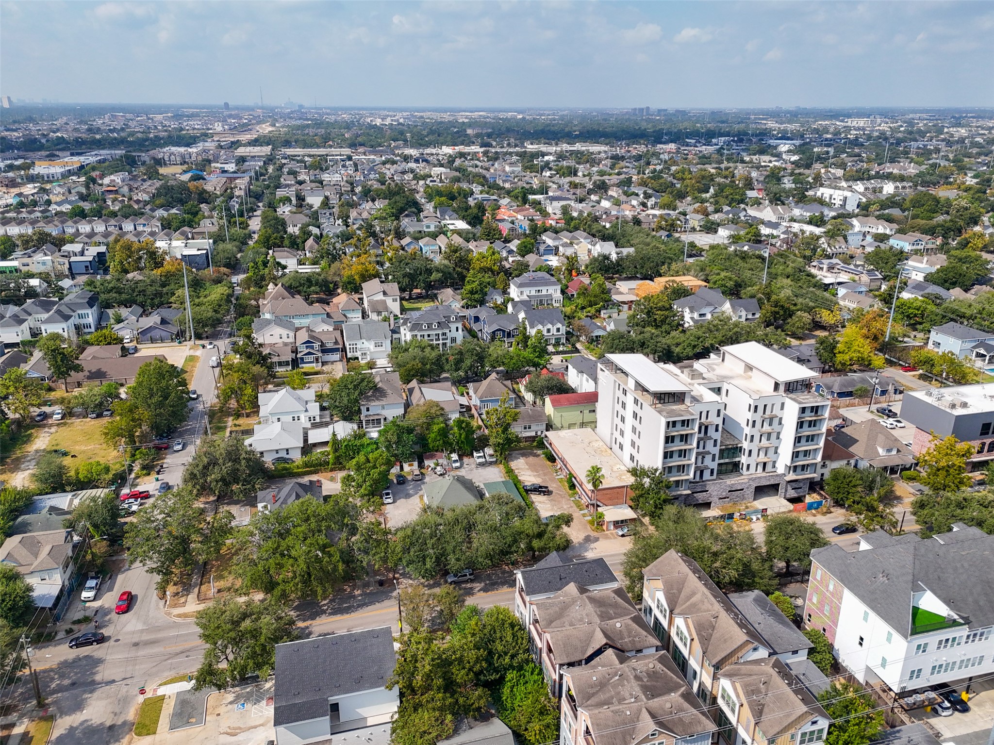 811 Yale Street Houston, TX 77007 - Photo 33 of 38 an aerial view of a city with lots of residential buildings