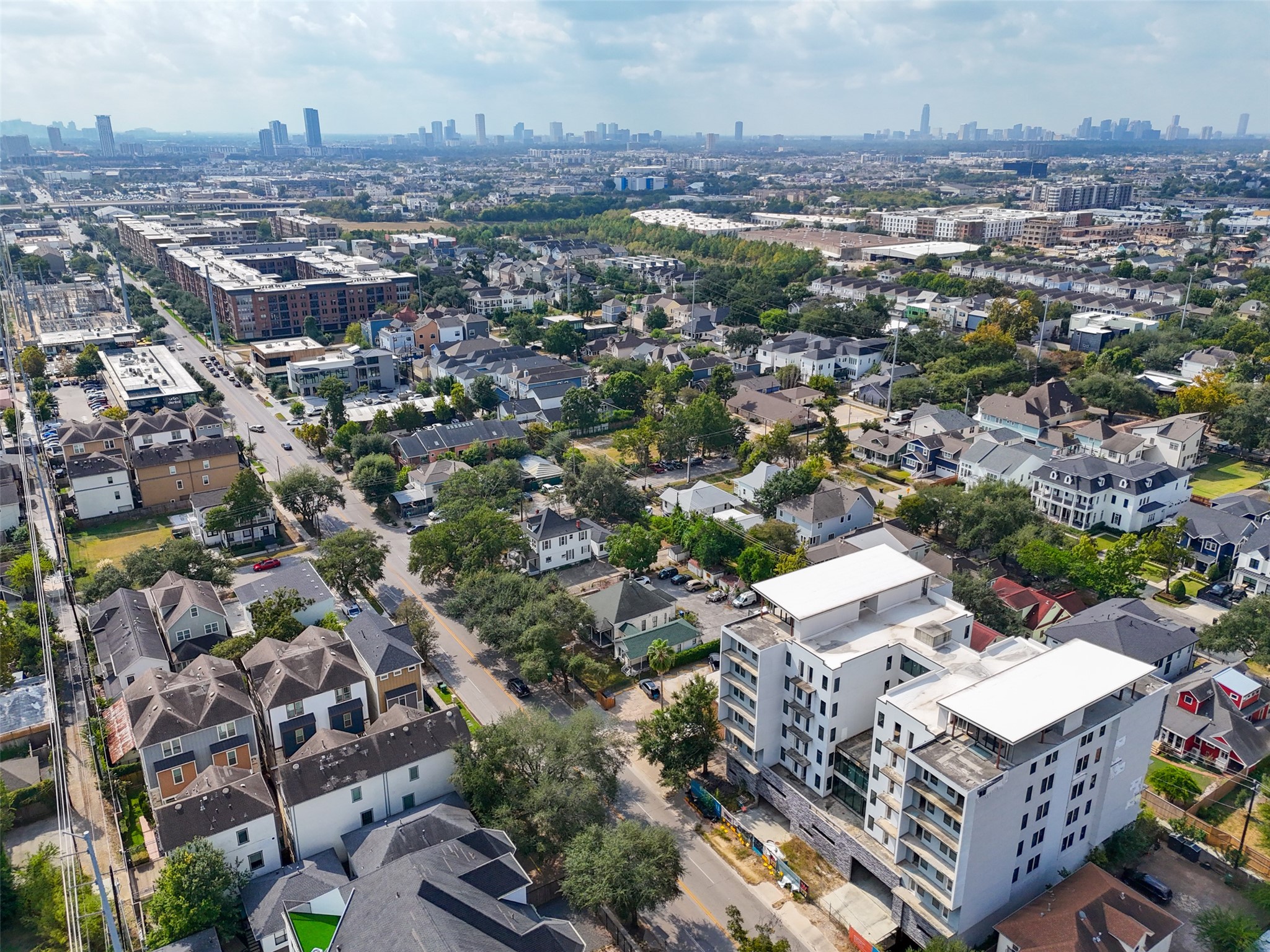 811 Yale Street Houston, TX 77007 - Photo 36 of 38 an aerial view of residential houses with city view