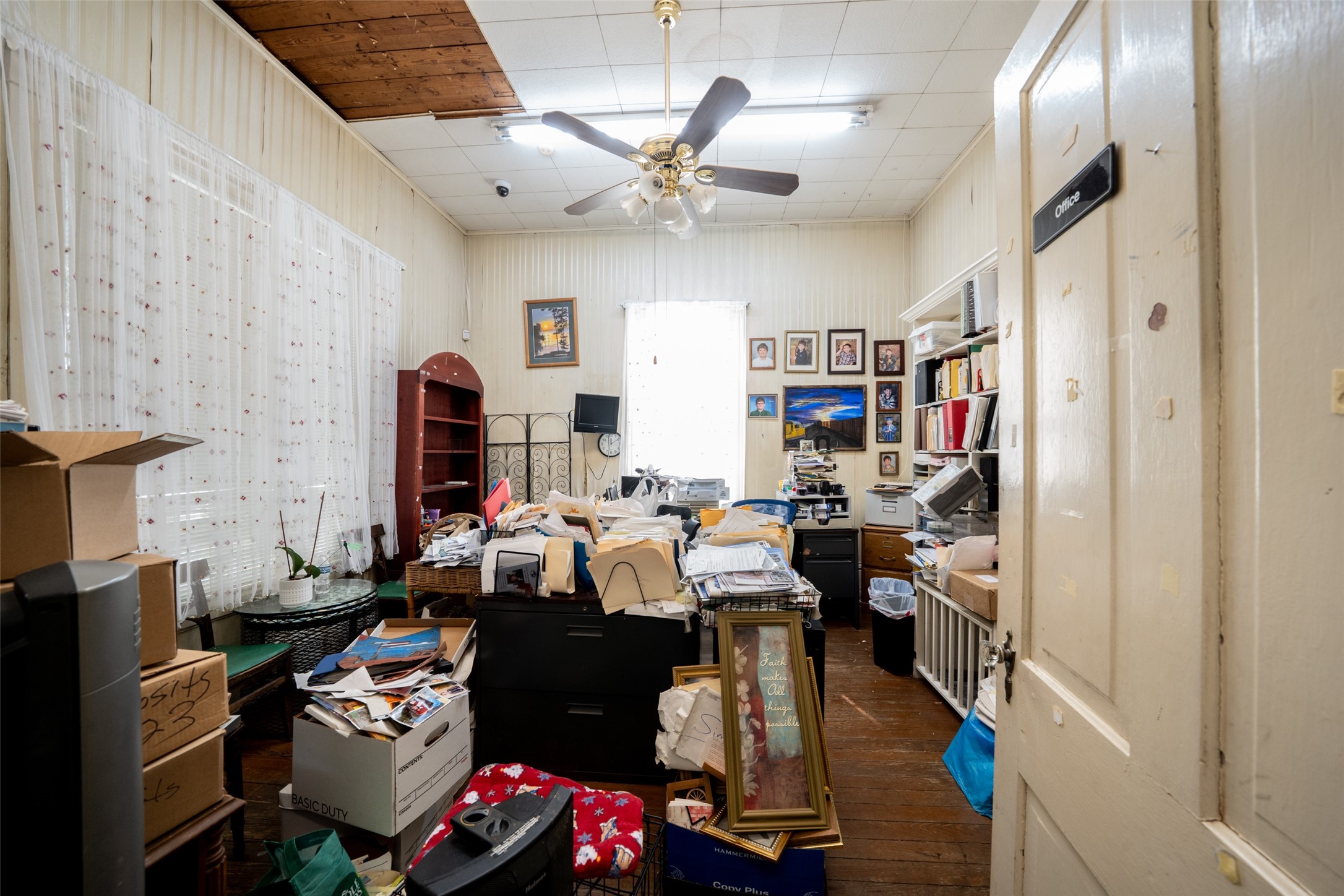 811 Yale Street Houston, TX 77007 - Photo 8 of 38 a living room with lots of furniture and a chandelier