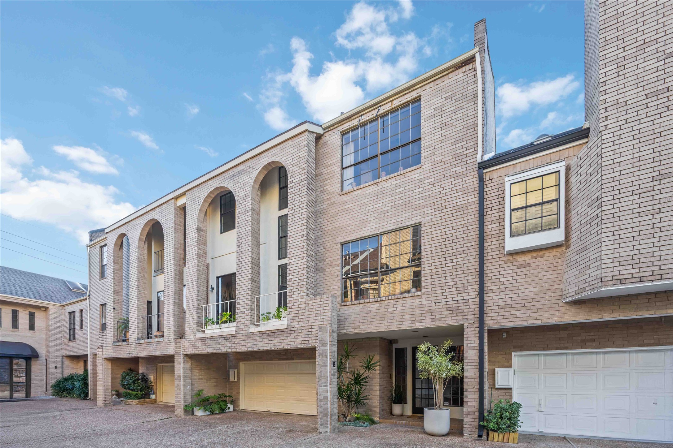 1425 Nantucket Drive, Unit B Houston, TX 77057 - Photo 3 of 38 Front