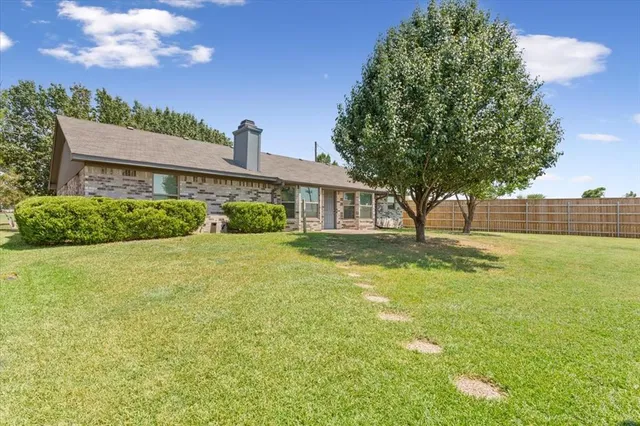 a view of a house with a backyard