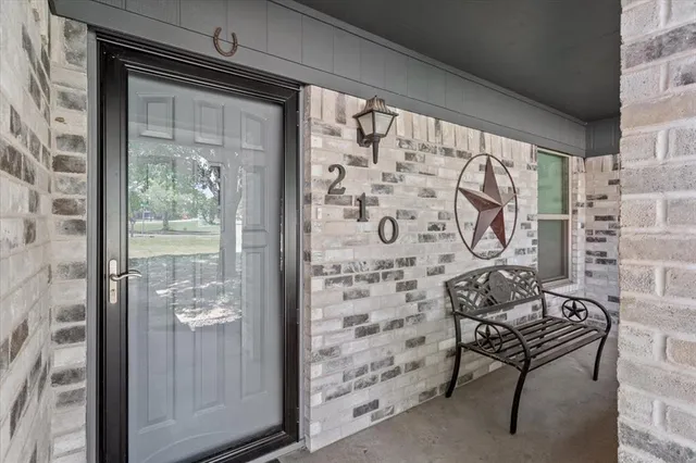 a view of door with outside view