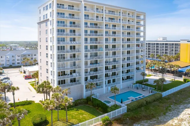 a view of ocean and city view