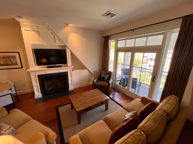 $825,000 | 102 Forest Drive, Unit 408 INTERVAL 14 W/LOCKOUT 406, Warren, VT 05674