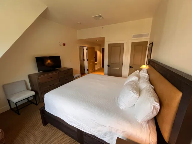 $825,000 | 102 Forest Drive, Unit 408 INTERVAL 14 W/LOCKOUT 406, Warren, VT 05674