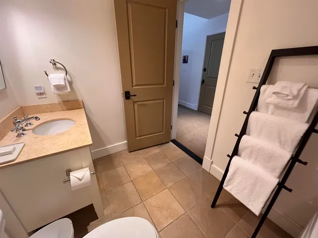 $825,000 | 102 Forest Drive, Unit 408 INTERVAL 14 W/LOCKOUT 406, Warren, VT 05674