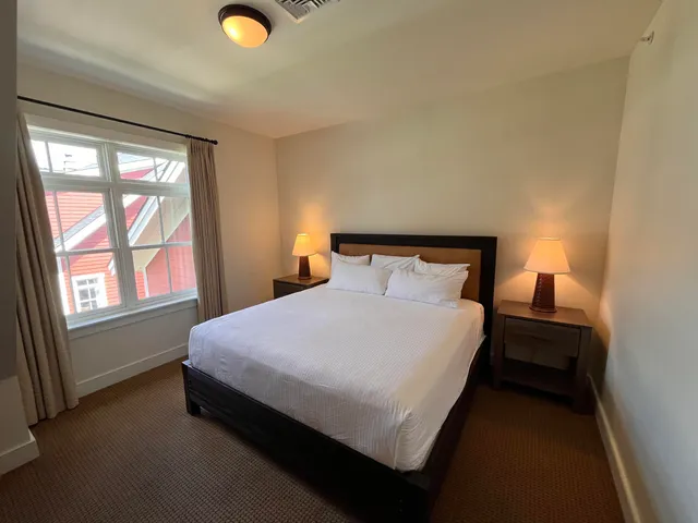 $825,000 | 102 Forest Drive, Unit 408 INTERVAL 14 W/LOCKOUT 406, Warren, VT 05674