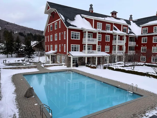 $825,000 | 102 Forest Drive, Unit 408 INTERVAL 14 W/LOCKOUT 406, Warren, VT 05674