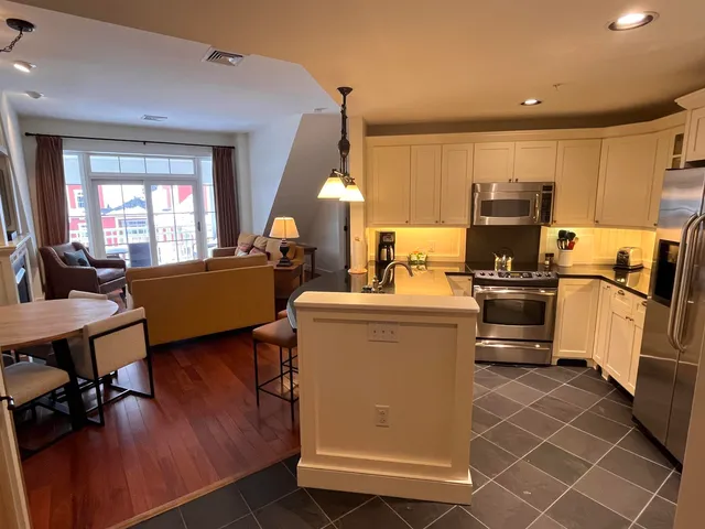 $825,000 | 102 Forest Drive, Unit 408 INTERVAL 14 W/LOCKOUT 406, Warren, VT 05674