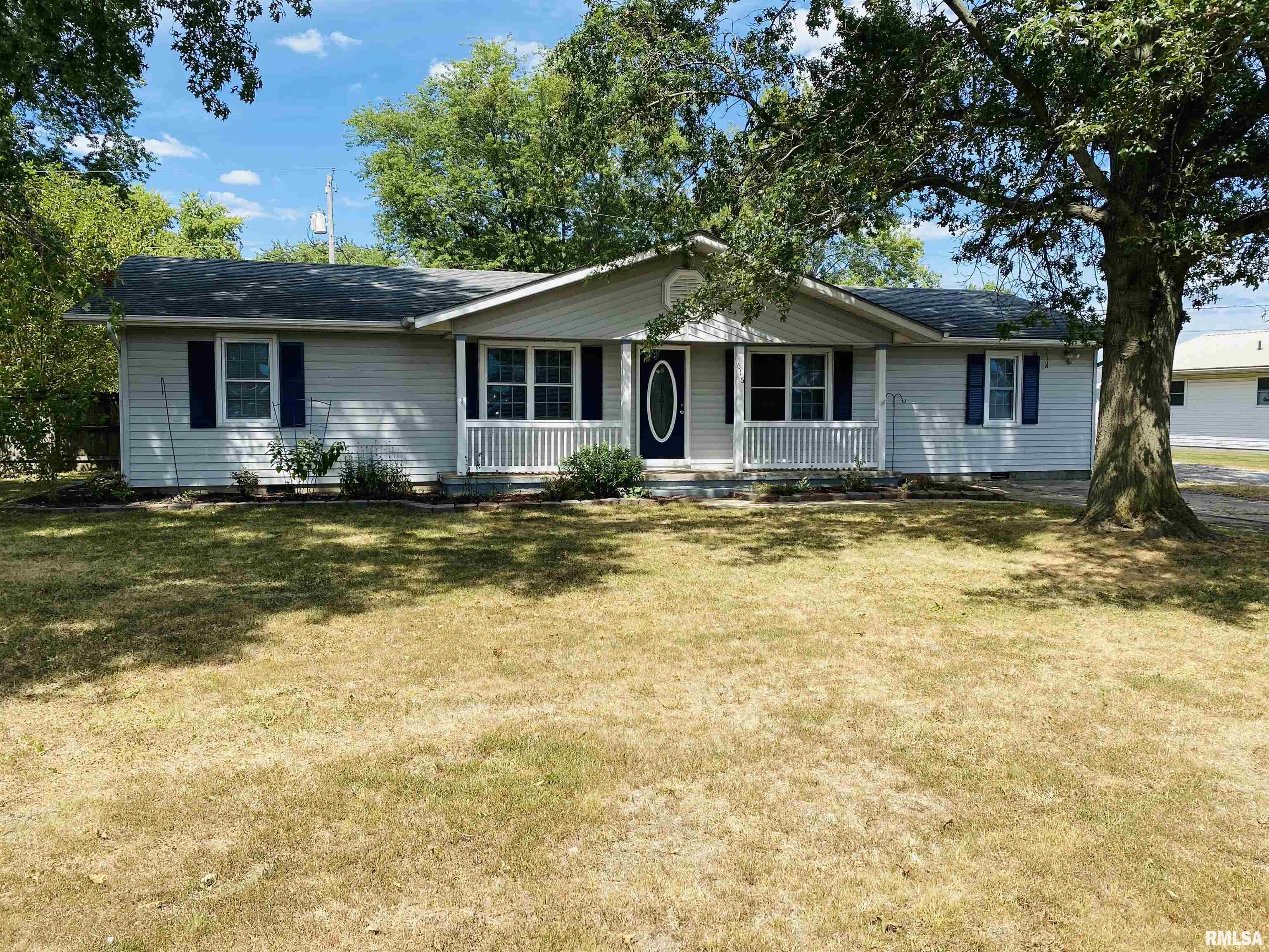 616 East Donna Drive Irvington, IL 62848 - Photo 1 of 20