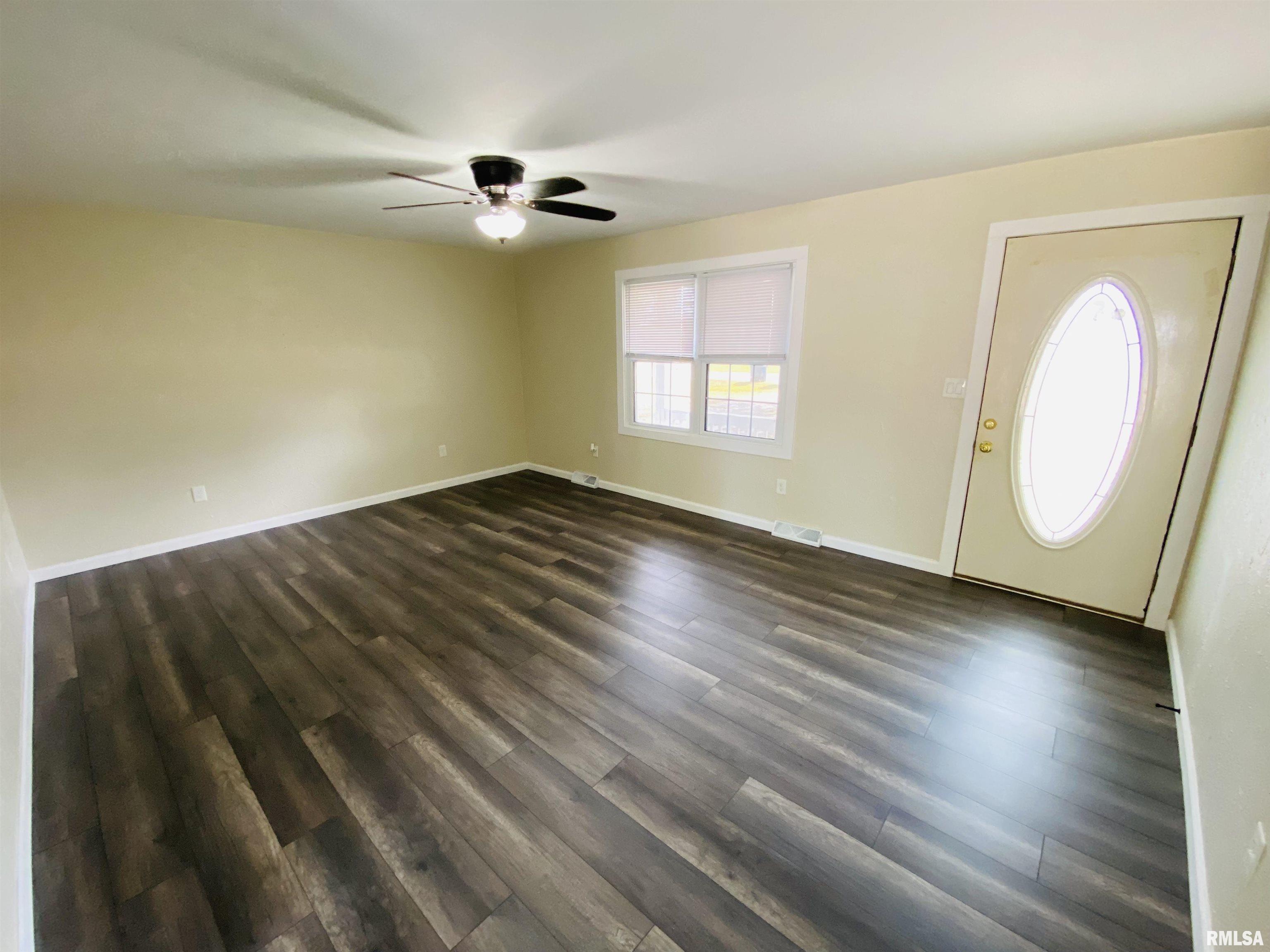 616 East Donna Drive Irvington, IL 62848 - Photo 2 of 20