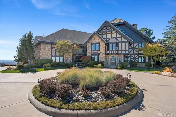 a view of a house with swimming pool and yard