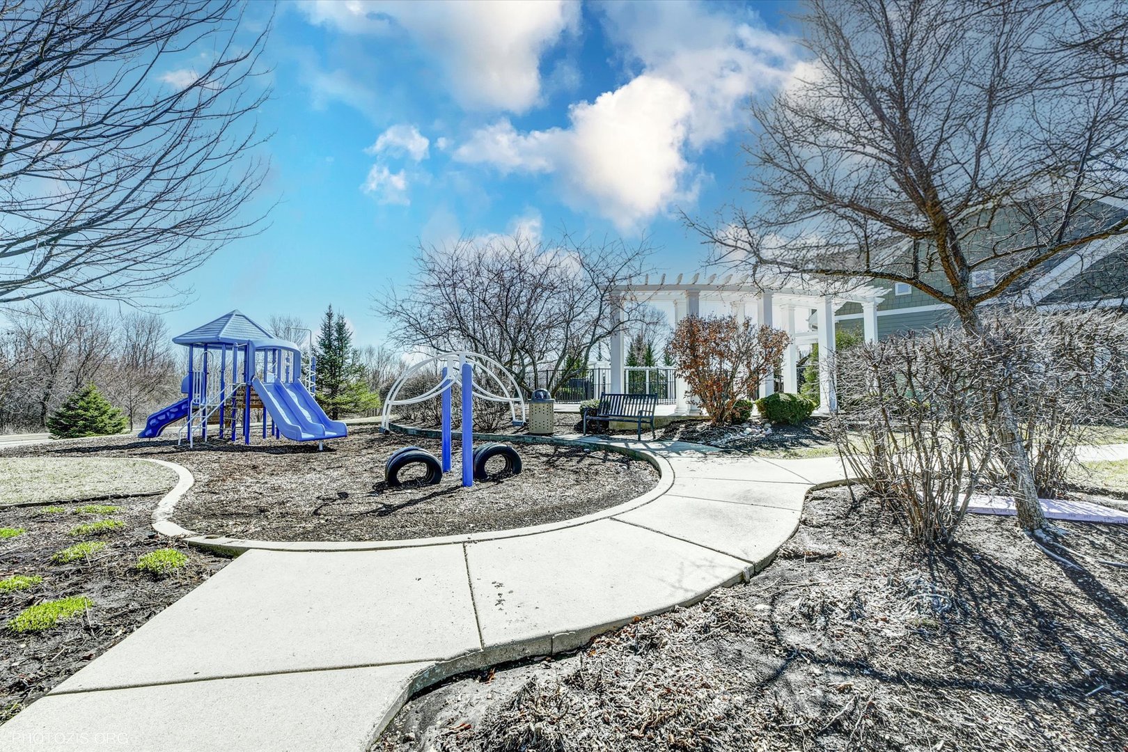 2933 Kelly Drive Elgin, IL 60124 - Photo 9 of 10 a view of a park with iron fence