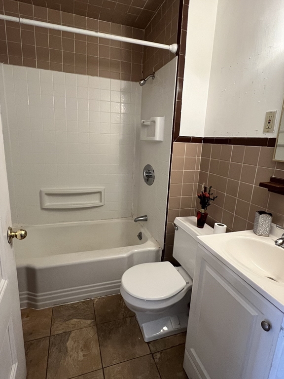 34 Chestnut Street, Unit 3 Wakefield, MA 01880 - Photo 4 of 7 a bathroom with a toilet a sink and a shower