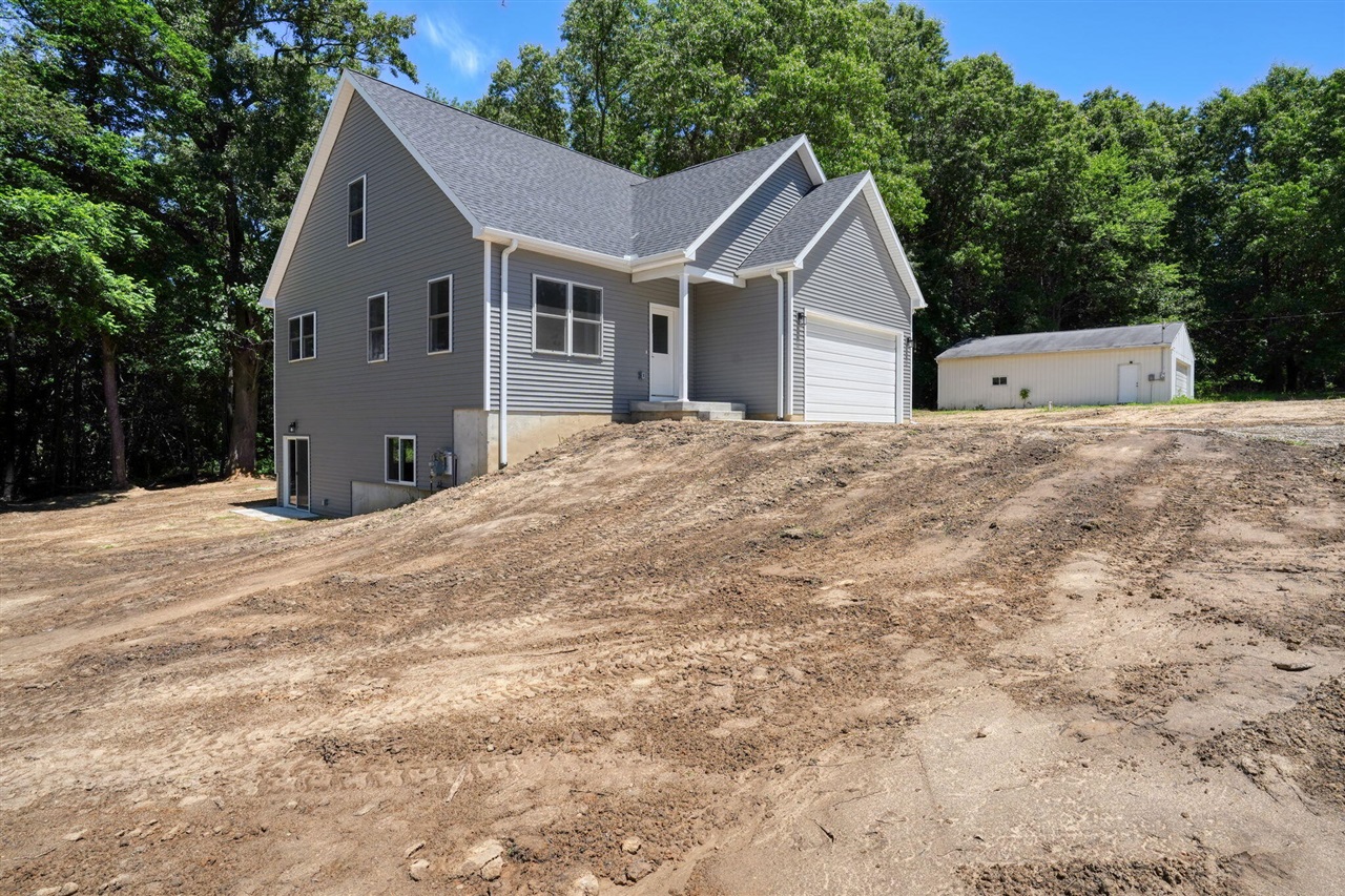 1823 North Sutton Road Jackson, MI 49201 - Photo 2 of 47 Gallery Image 2