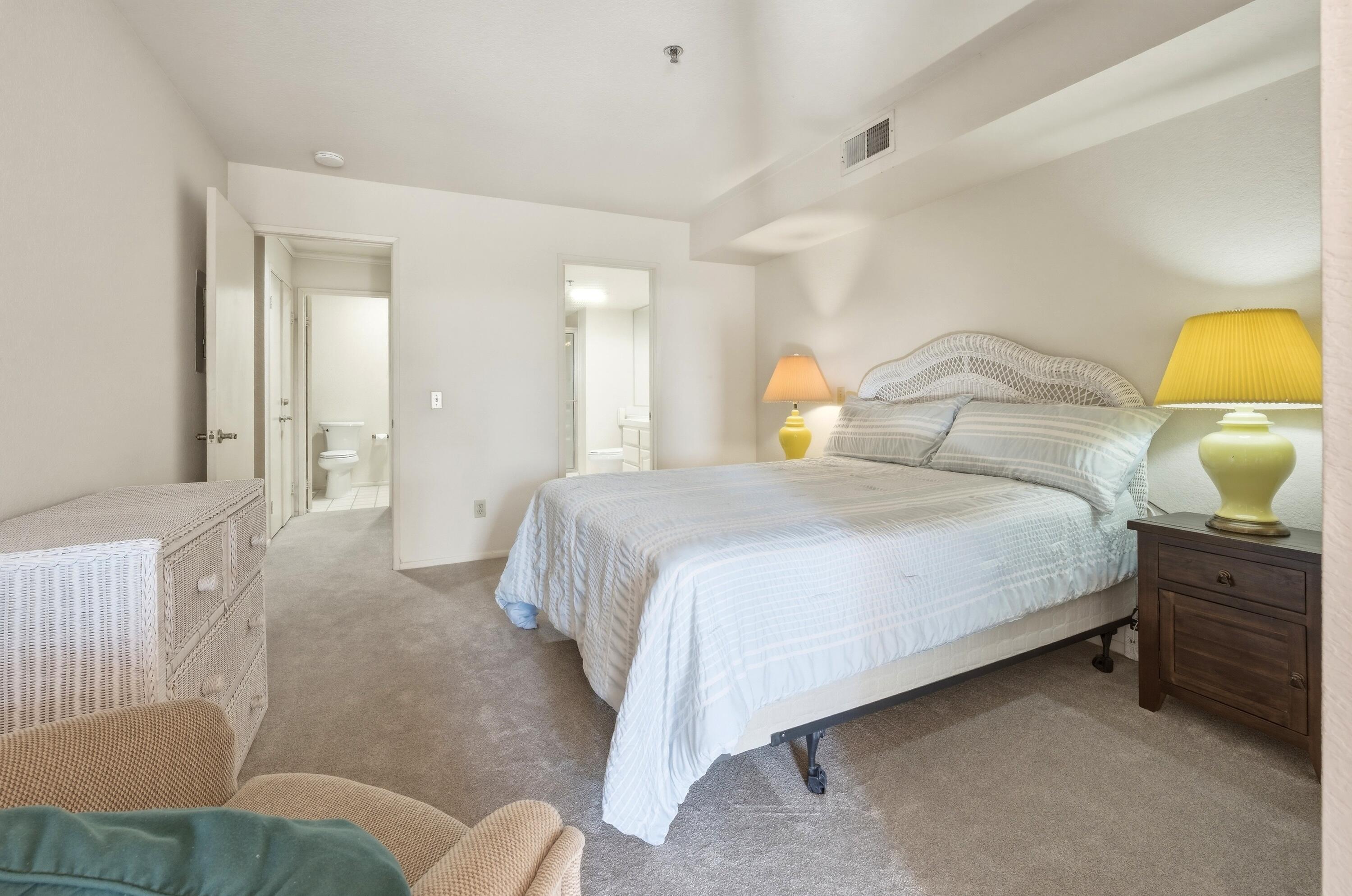 500 East Amado Road, Unit 511 Palm Springs, CA 92262 - Photo 20 of 28 a bedroom with a bed and lamp
