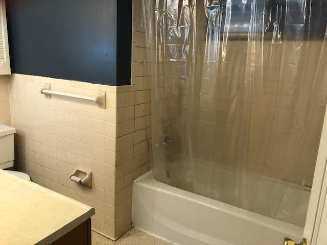 115 Beverly Circle Oak Ridge, TN 37830 - Photo 9 of 20 Tiled Bathroom
