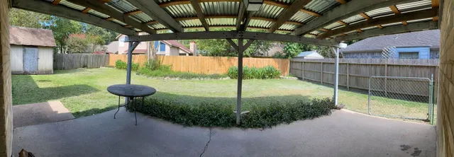 a view of a backyard