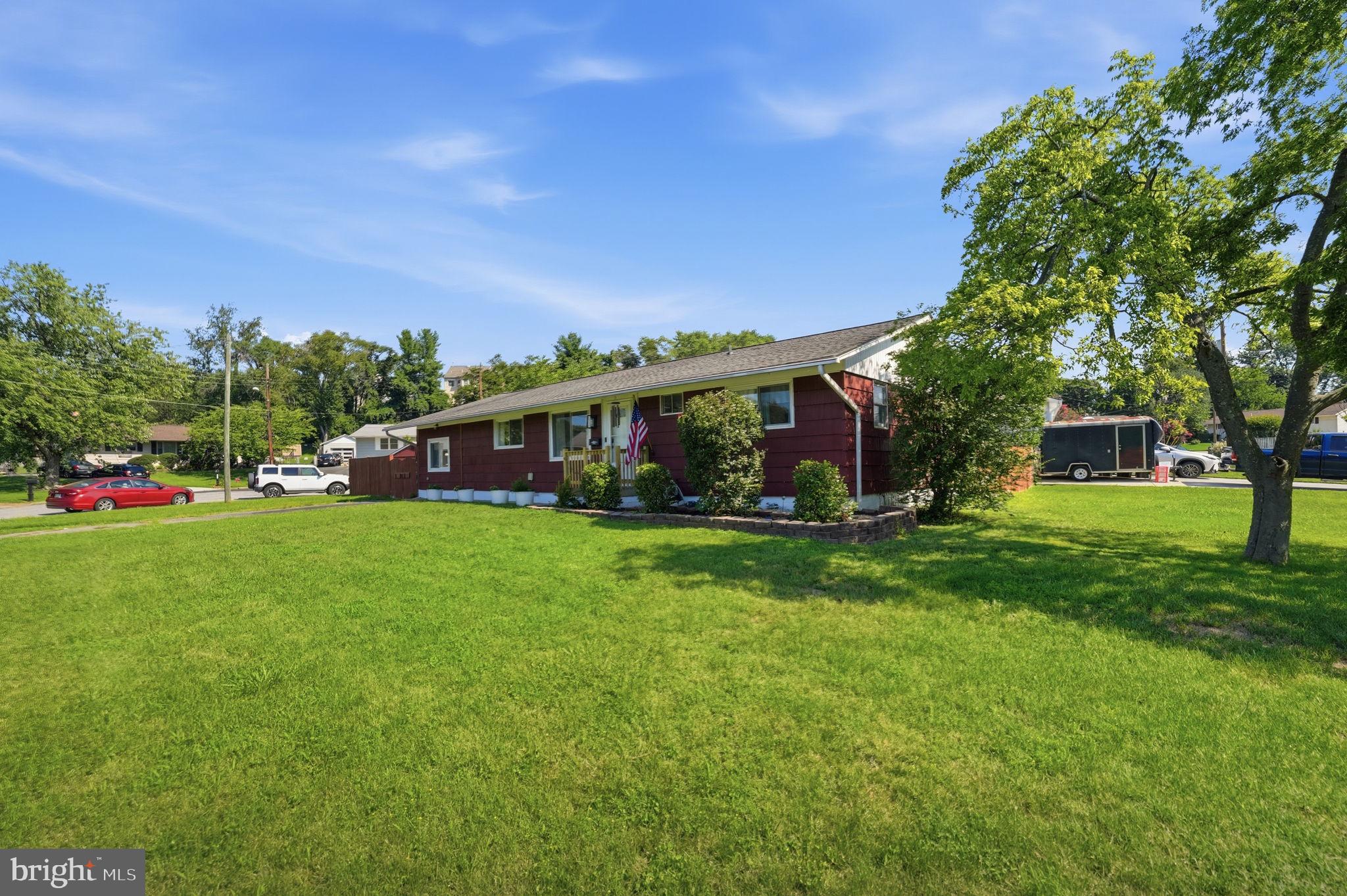 906 Wingfield Road Woodbridge, VA 22191 - Photo 3 of 31 Charming home on a spacious lawn.