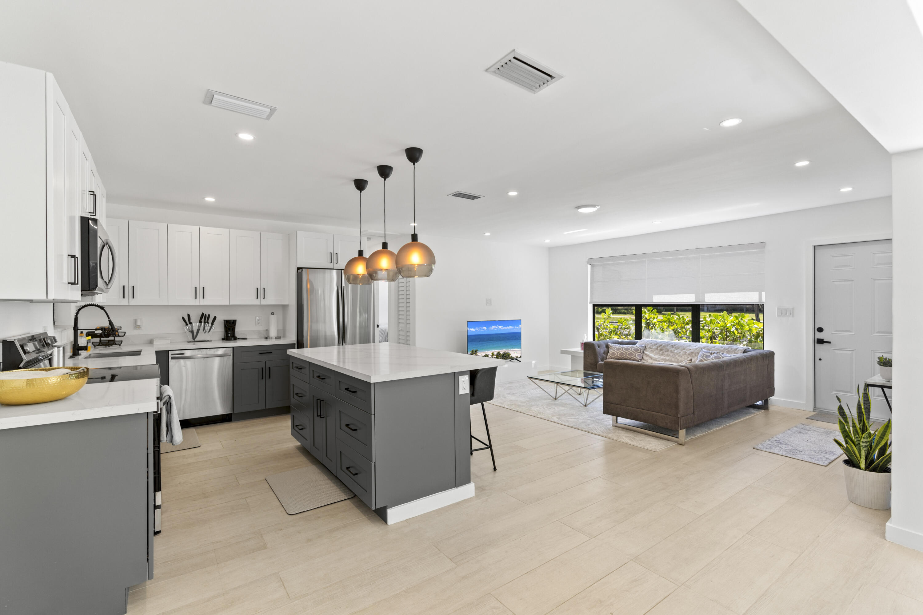 235 Northeast 20th Street Boca Raton, FL 33431 - Photo 4 of 22 DSC05445