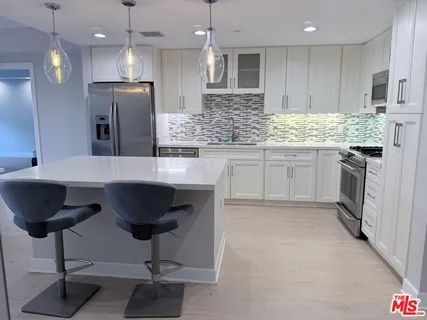 $4,500 | 5015 Balboa Boulevard, Unit 201, Encino, CA 91316