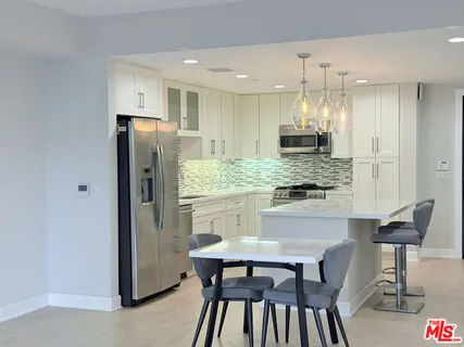 $4,500 | 5015 Balboa Boulevard, Unit 201, Encino, CA 91316