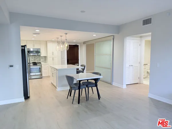 $4,500 | 5015 Balboa Boulevard, Unit 201, Encino, CA 91316