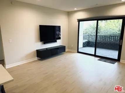 $4,500 | 5015 Balboa Boulevard, Unit 201, Encino, CA 91316