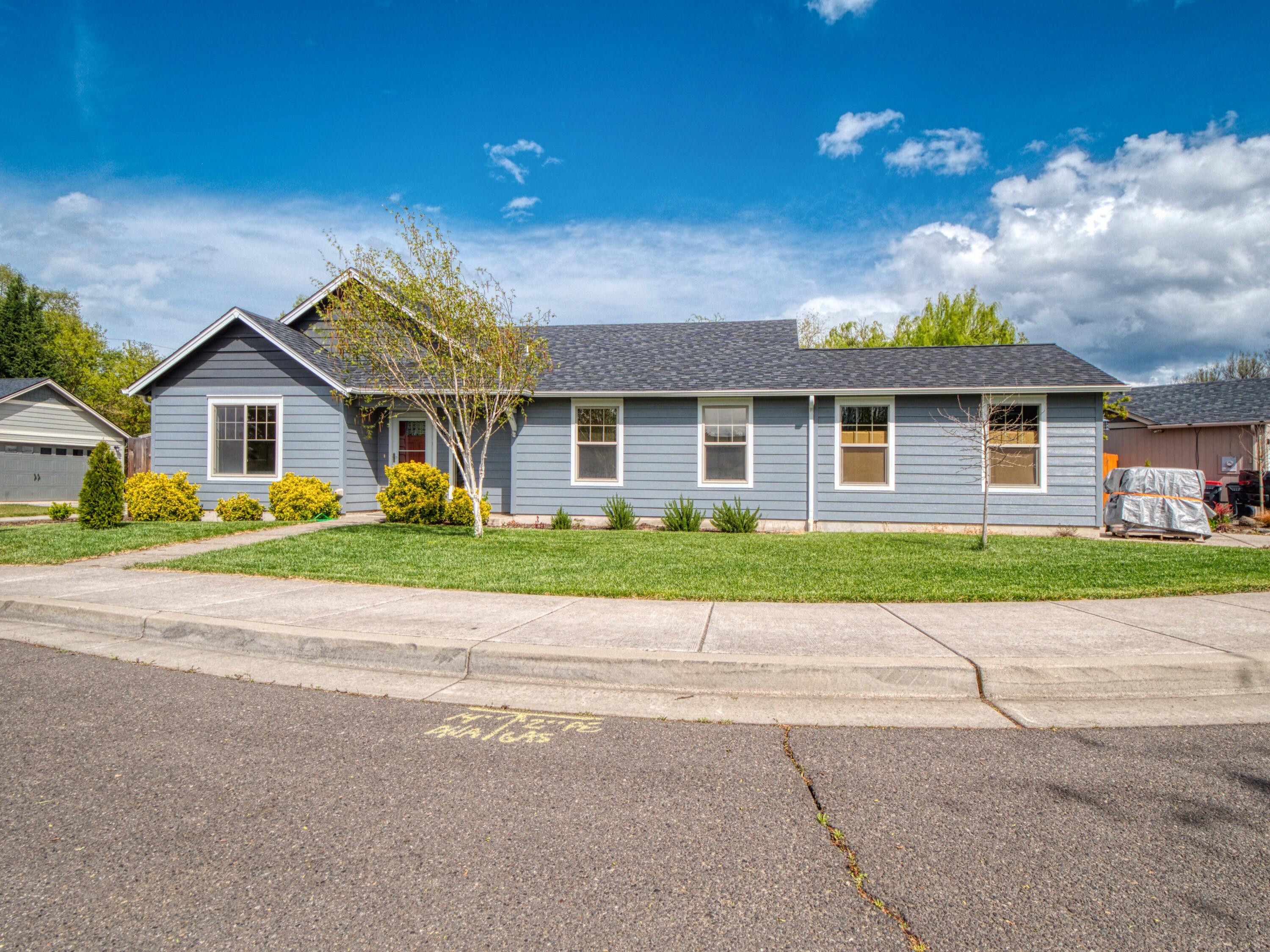 1561 Inverness Drive Medford, OR 97504 - Photo 1 of 33 Front 6