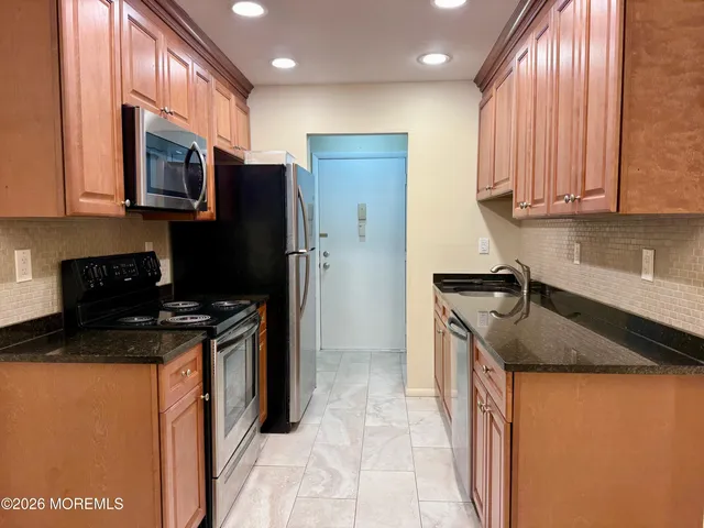 $2,100 | 169 Amberly Drive, Unit E, Manalapan, NJ 07726
