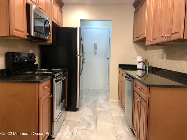 $2,100 | 169 Amberly Drive, Unit E, Manalapan, NJ 07726
