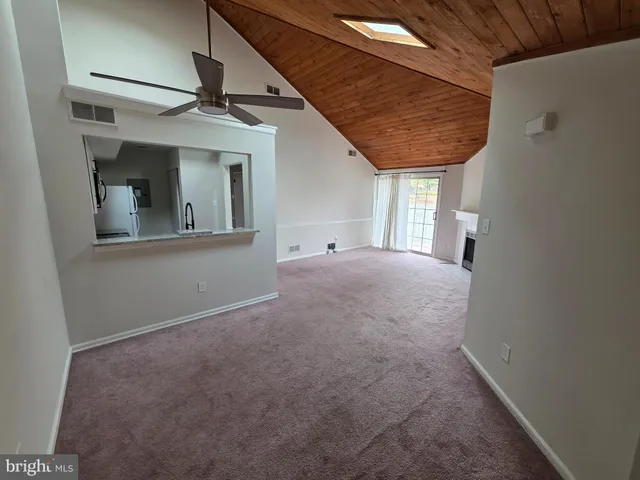 a view of empty room with window