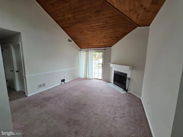 a view of a big room with closet