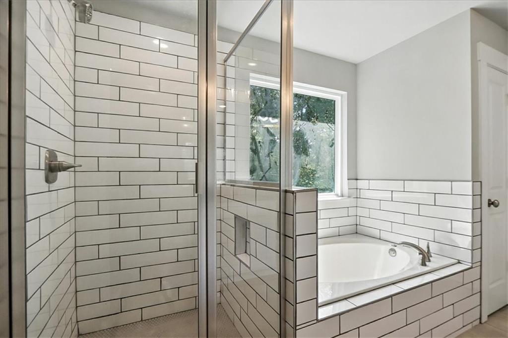 4034 Links Boulevard Jefferson, GA 30549 - Photo 32 of 68 a bathroom with a bathtub and shower