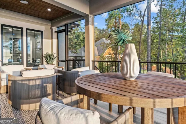 a view of entryway and kitchen